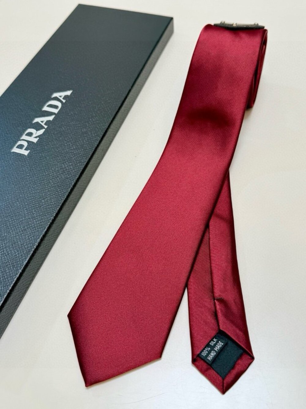 💖Prada red bow tie unisex comes with a gift box - Picture 5 of 5